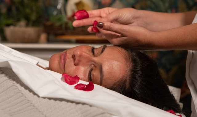 Rose, miele e olio d'oliva: quando i massaggi si praticavano con ci che si aveva nell'orto